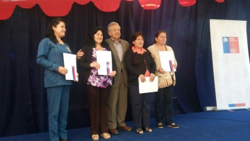 Familias de Hualañe reciben titulos de Dominio
